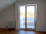 Schlafzimmer mit Zugang zum Balkon - Erstbezug nach Renovierung – Helles, großzügiges Wohnen mit Kamin & drei Balkonen!