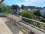 Balkon Wohnzimmer - Erstbezug nach Renovierung – Helles, großzügiges Wohnen mit Kamin & drei Balkonen!