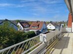 Balkon Wohnzimmer - Erstbezug nach Renovierung – Helles, großzügiges Wohnen mit Kamin & drei Balkonen!