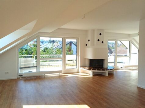 Erstbezug nach Renovierung – Helles, großzügiges Wohnen mit Kamin & drei Balkonen!, 70794 Filderstadt, Dachgeschosswohnung