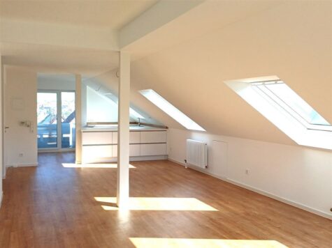 Erstbezug nach Renovierung – Helles, großzügiges Wohnen mit Kamin & drei Balkonen!, 70794 Filderstadt, Dachgeschosswohnung