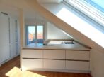 Einbauküche mit Blick zum Küchenbalkon - Erstbezug nach Renovierung – Helles, großzügiges Wohnen mit Kamin & drei Balkonen!